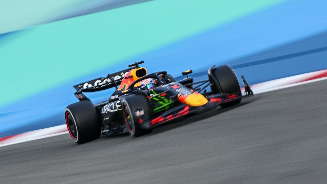 Un Red Bull de F1 2026 trazando una curva a alta velocidad; los pilotos han descrito el comportamiento de los coches como impredecible bajo el nuevo reglamento