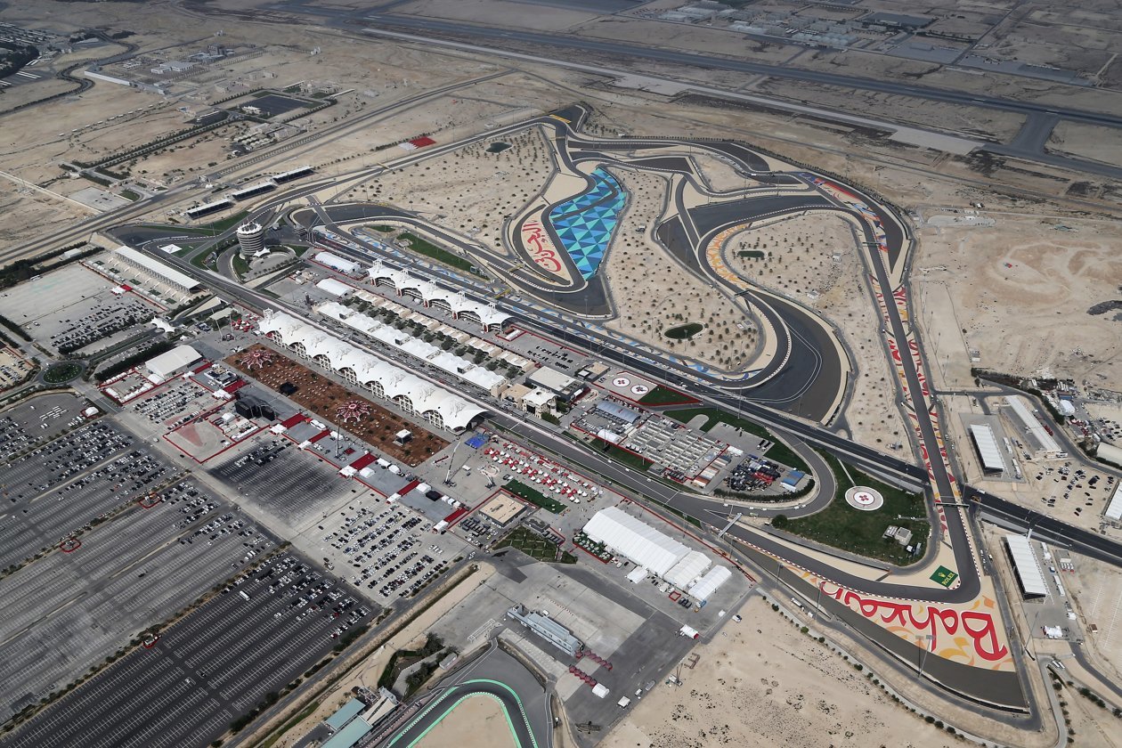 Vista aérea diurna del paddock y las instalaciones del Bahrain International Circuit en Sakhir