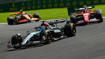 El Mercedes de Antonelli lidera por delante de un McLaren y un Ferrari durante la pelea por el liderato del GP de Bélgica 2026