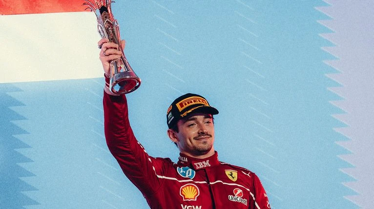 Charles Leclerc levanta el trofeo en el podio tras ganar el GP de Gran Bretaña 2026 en Silverstone