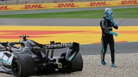 George Russell se aleja de su monoplaza detenido tras un abandono en la temporada 2026 de F1
