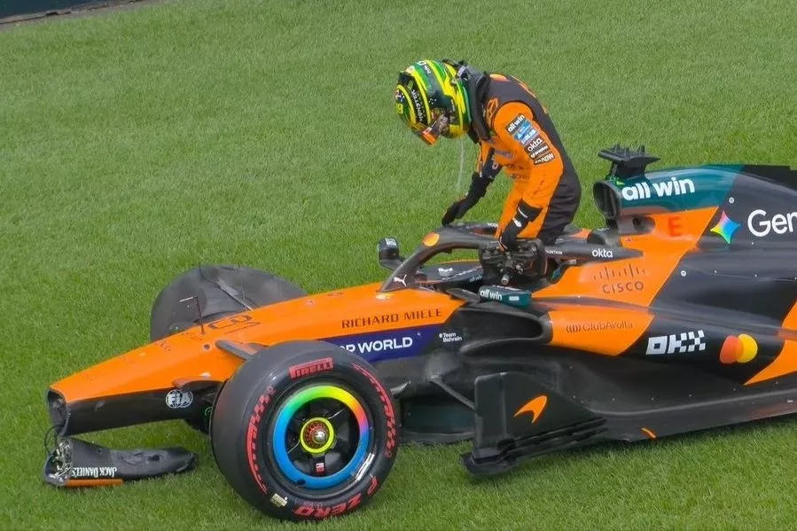 Oscar Piastri se baja de su McLaren tras abandonar el GP de Hungría 2026 tras una avería de caja de cambios