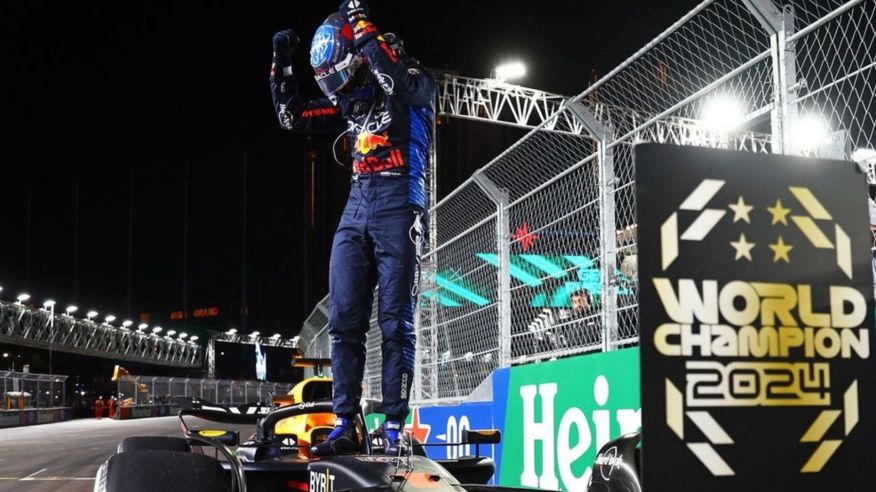 Max Verstappen celebra su título de campeón del mundo 2024 subido al monoplaza
