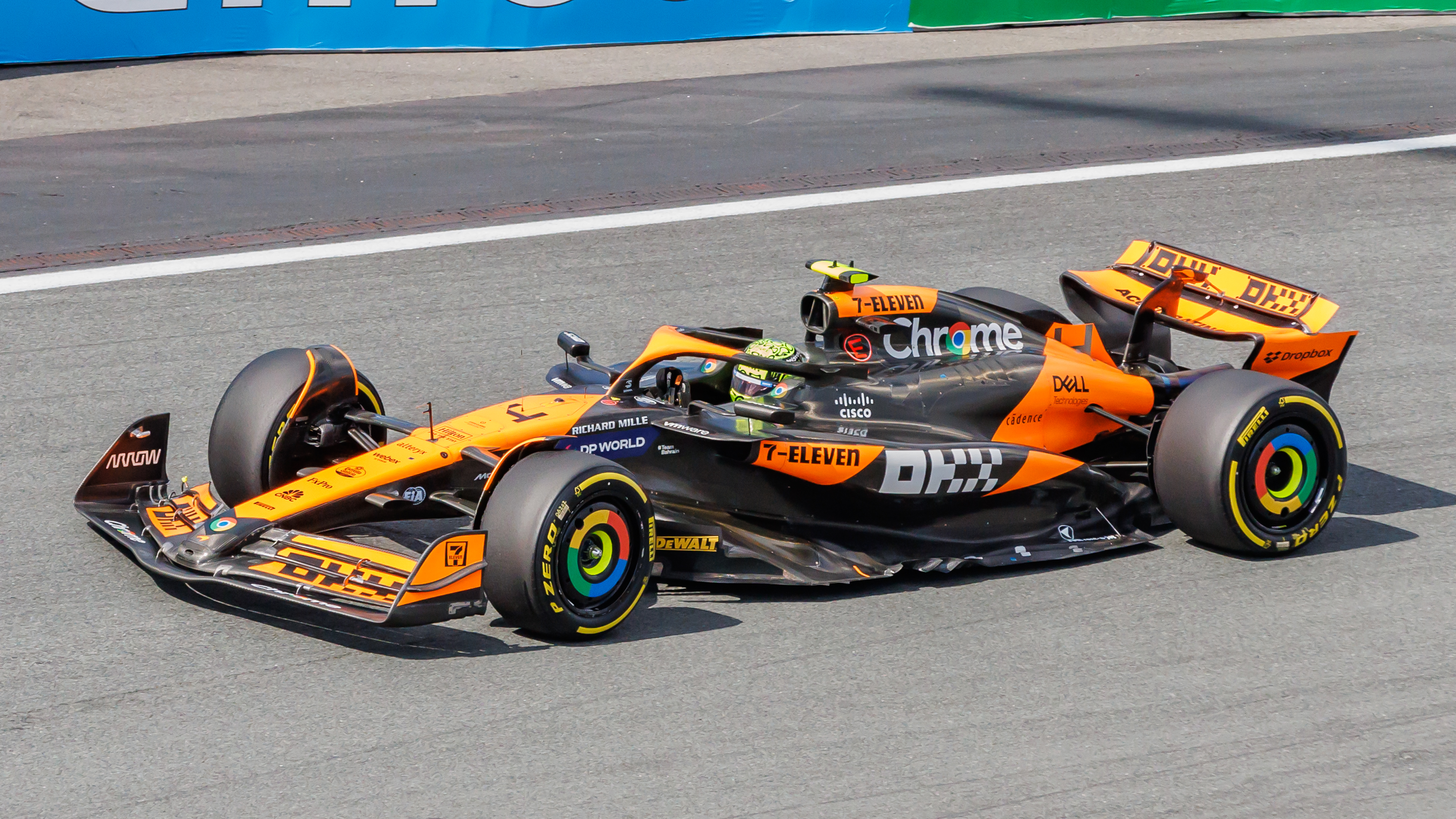 McLaren MCL40 de Lando Norris rodando en pista con la librea naranja y negra 2026