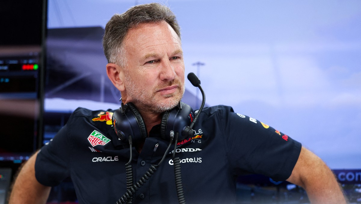 Christian Horner con el equipo de radio y la vestimenta de Red Bull Racing en el muro de boxes, durante su etapa como jefe de equipo