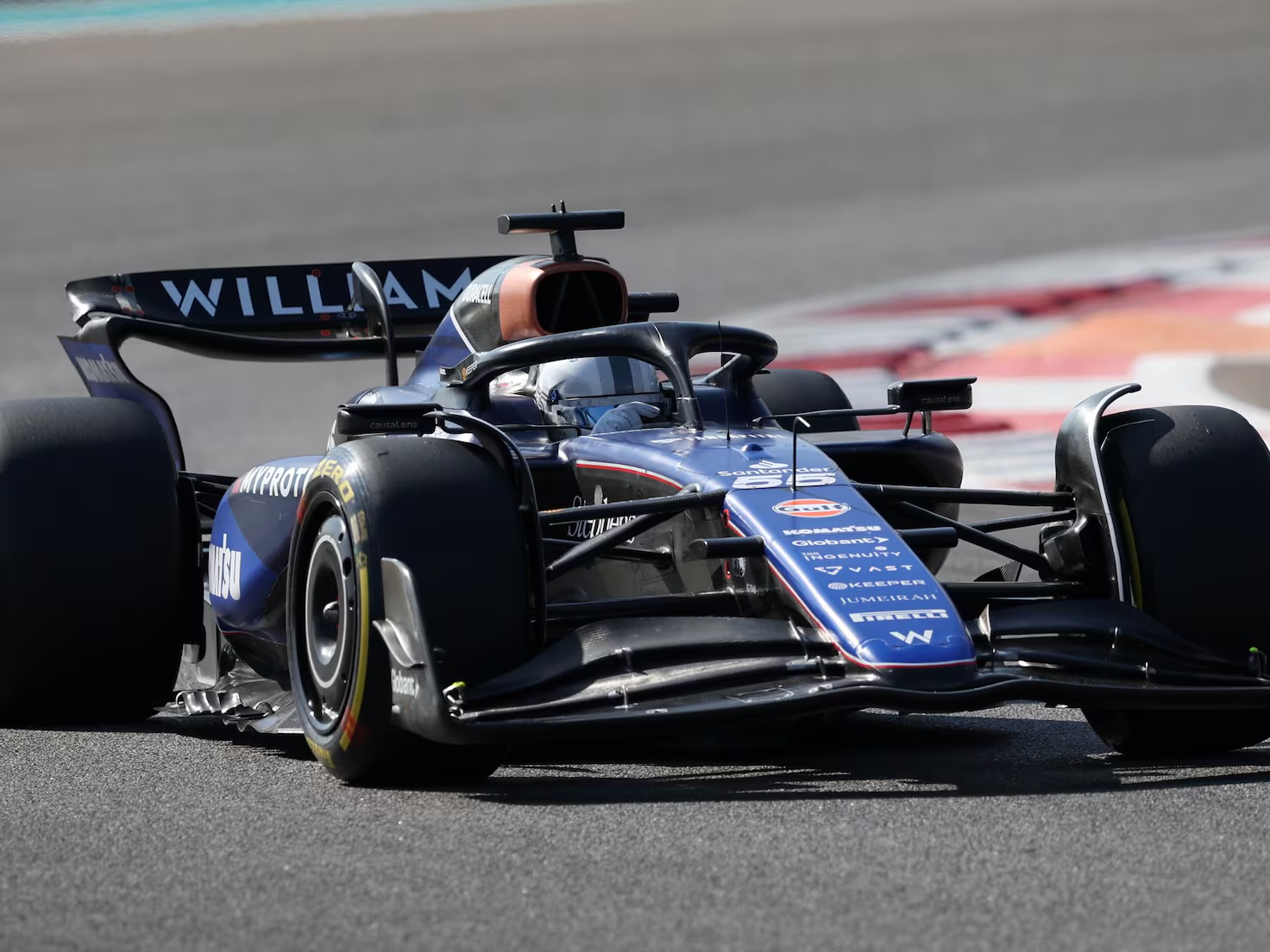 El Williams FW48 de frente en pista durante la temporada 2026