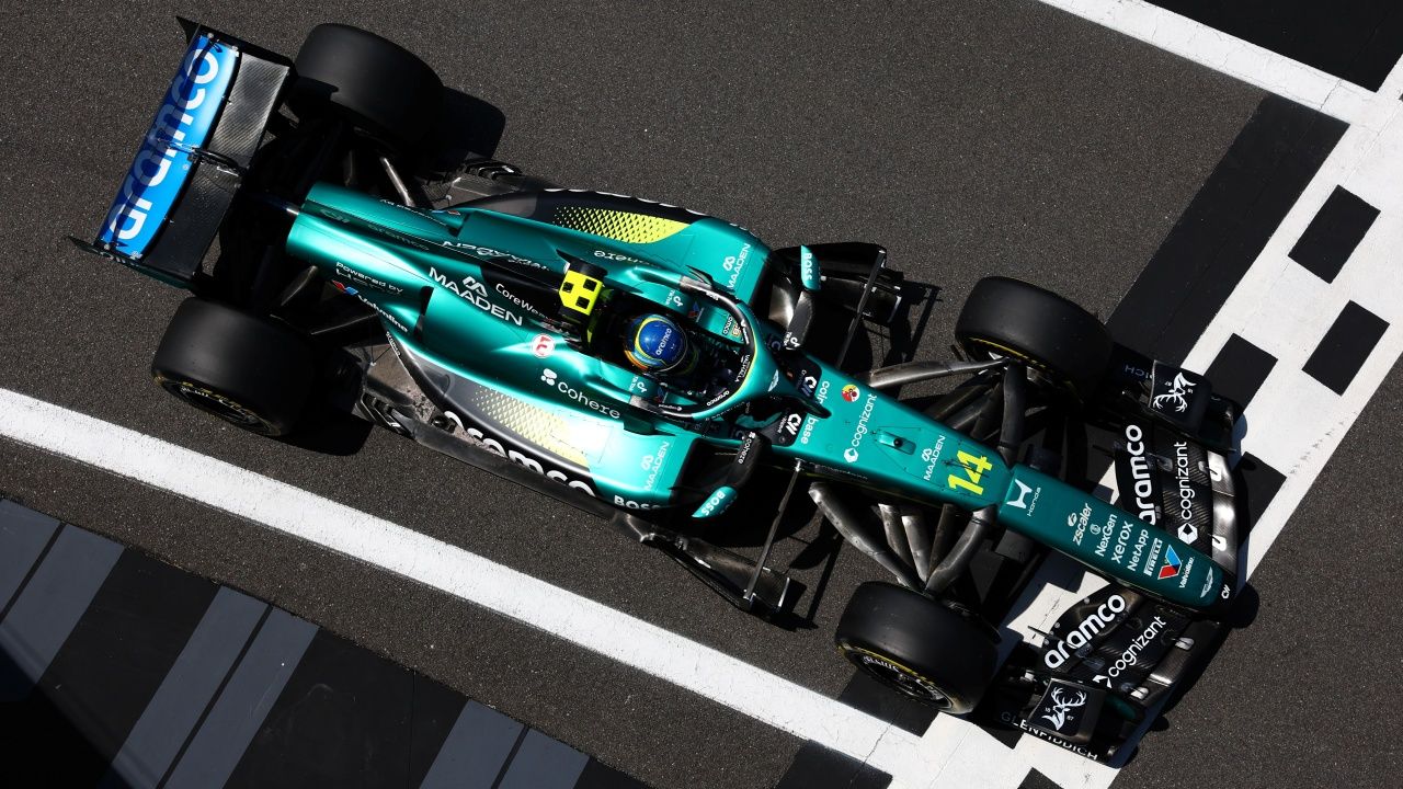 Vista aérea del Aston Martin AMR26 de Fernando Alonso, número 14, cruzando la línea en el trazado del Gran Premio