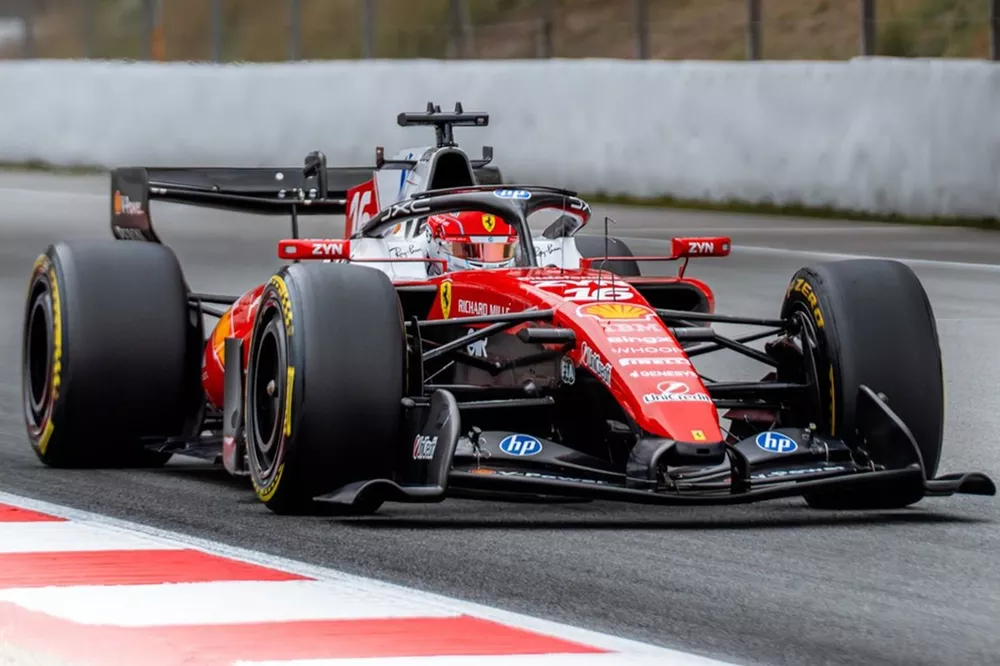 Ferrari SF-26 de Charles Leclerc en pista durante el GP de Gran Bretaña 2026 en Silverstone
