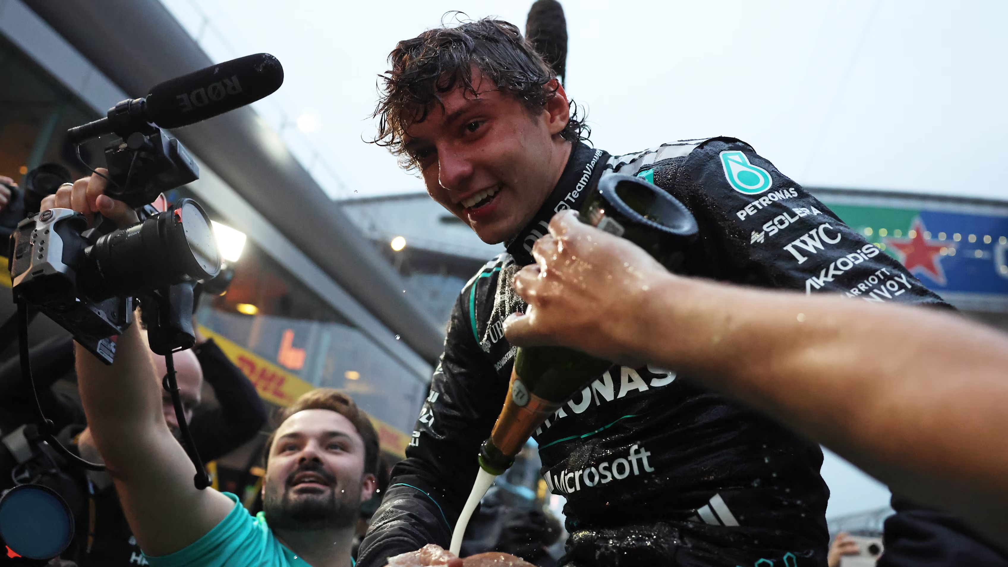 Kimi Antonelli celebra su victoria en el GP de Bélgica 2026 rociando champán entre el público en el pitlane de Spa-Francorchamps