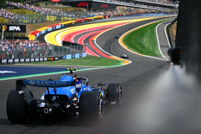 Monoplaza de Williams saliendo de una curva en Spa-Francorchamps con el trazado de fondo durante el GP de Bélgica 2026