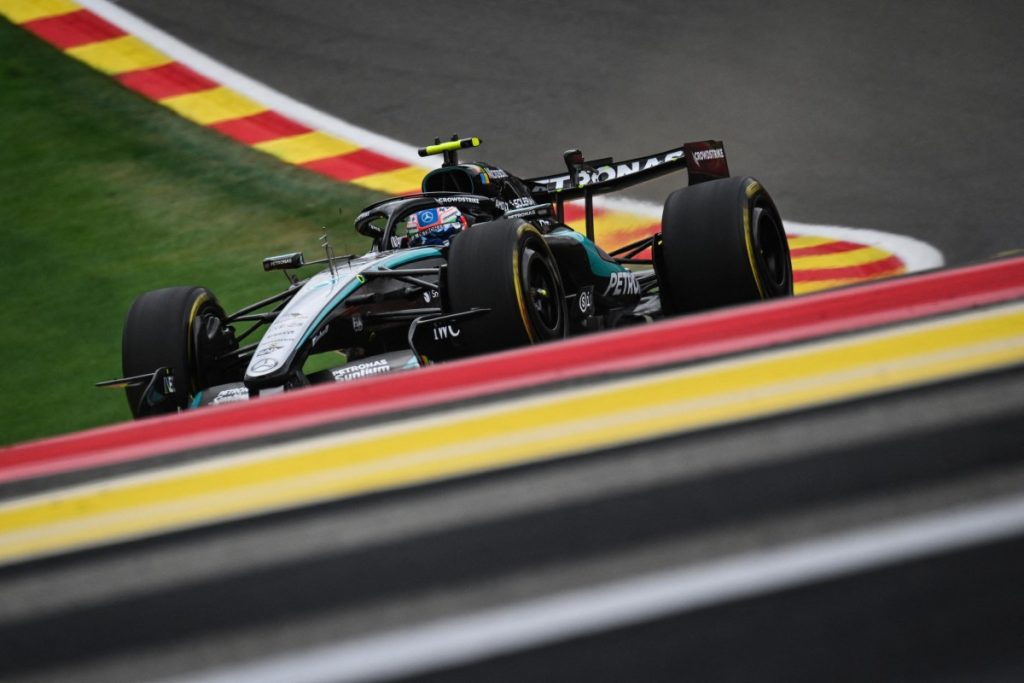 El Mercedes de Kimi Antonelli coronando Eau Rouge-Raidillon durante la FP2 en Spa-Francorchamps