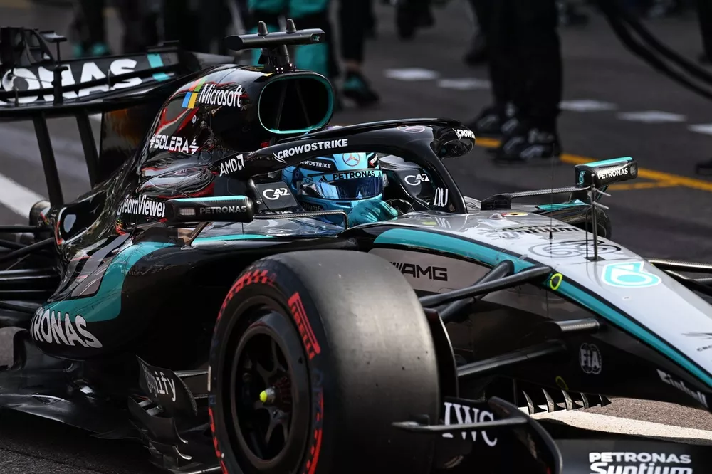 George Russell en el cockpit de su Mercedes durante el pit lane del GP de Bélgica 2026