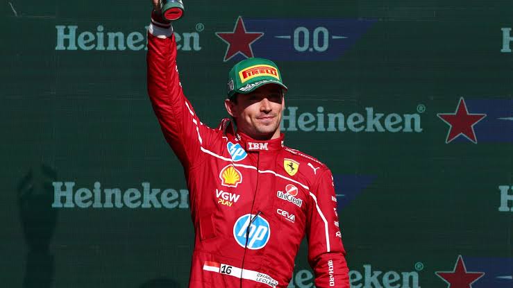 Charles Leclerc celebra en el podio de Silverstone con fondo de Heineken tras ganar el GP de Gran Bretaña 2026