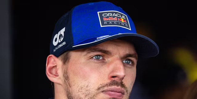 Primer plano de Max Verstappen con la gorra de Oracle Red Bull Racing durante una sesión de prensa