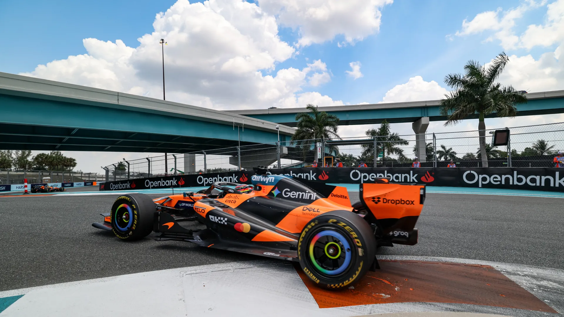 El McLaren MCL40 en accion durante el Gran Premio de Miami 2026, con el aleron trasero convencional visible en la parte posterior del monoplaza.