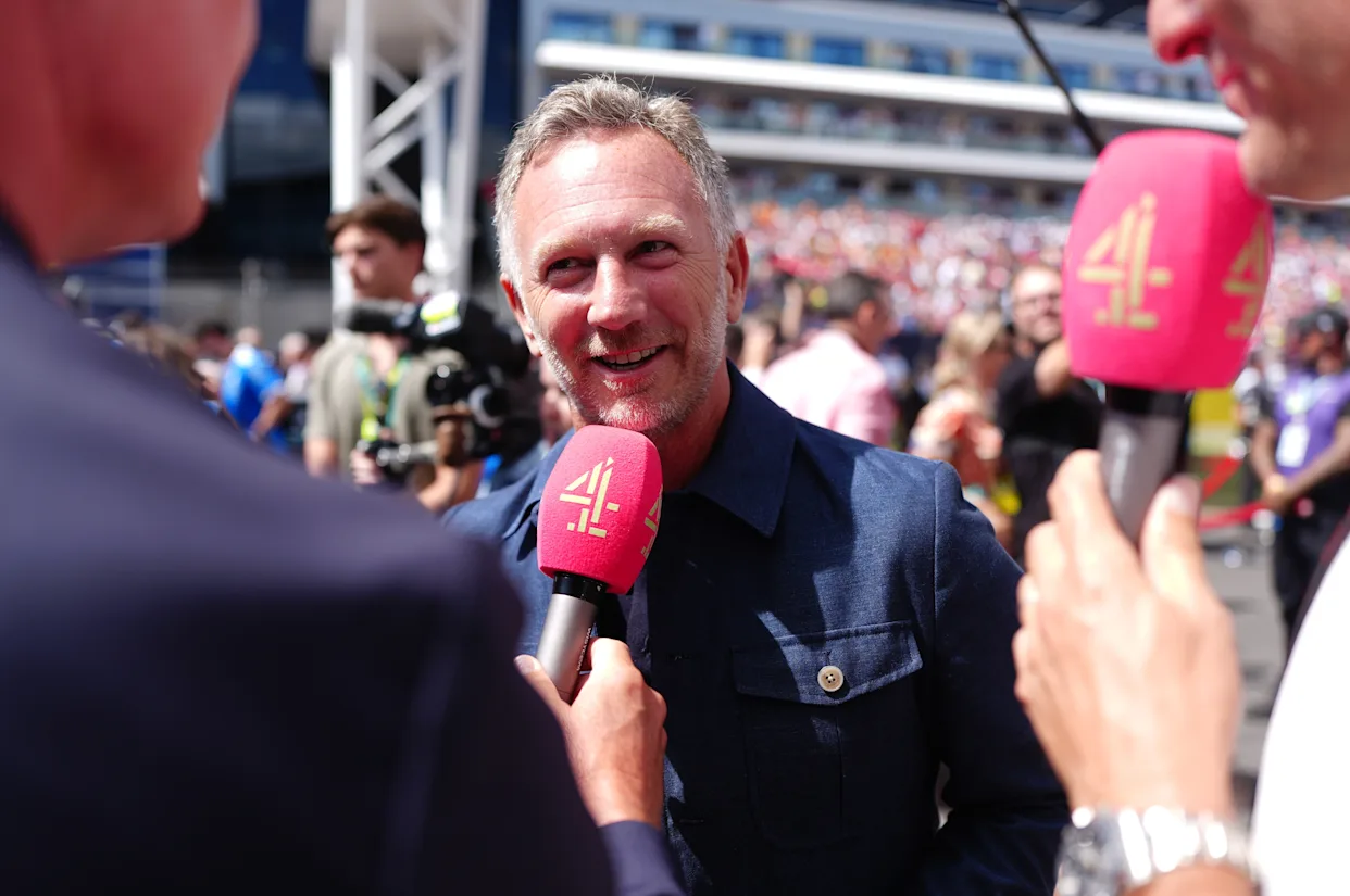 Christian Horner es entrevistado por Channel 4 en el paddock de Silverstone durante su regreso a la Fórmula 1