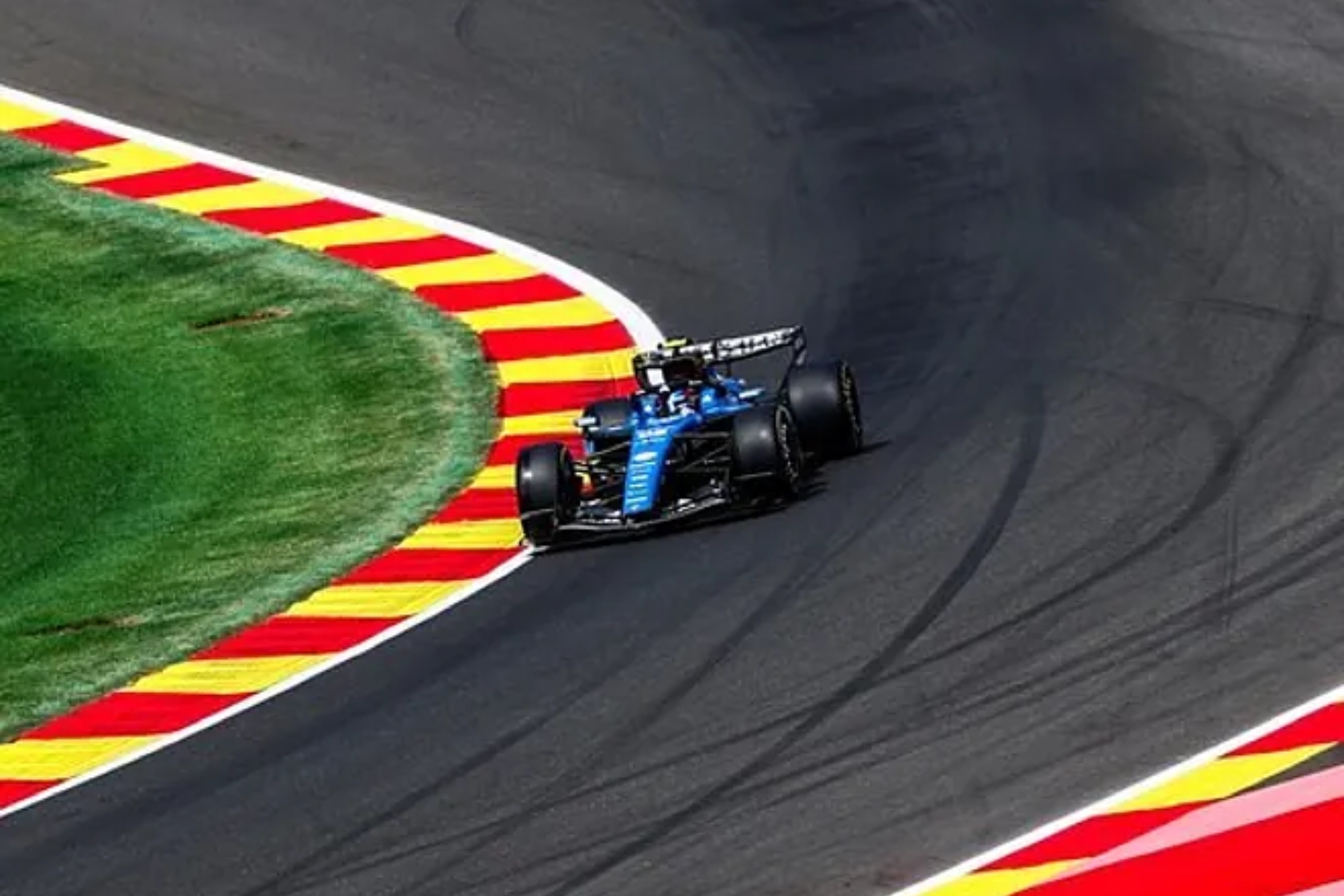 Monoplaza de Williams trazando una curva de alta velocidad en Spa-Francorchamps durante el GP de Bélgica 2026