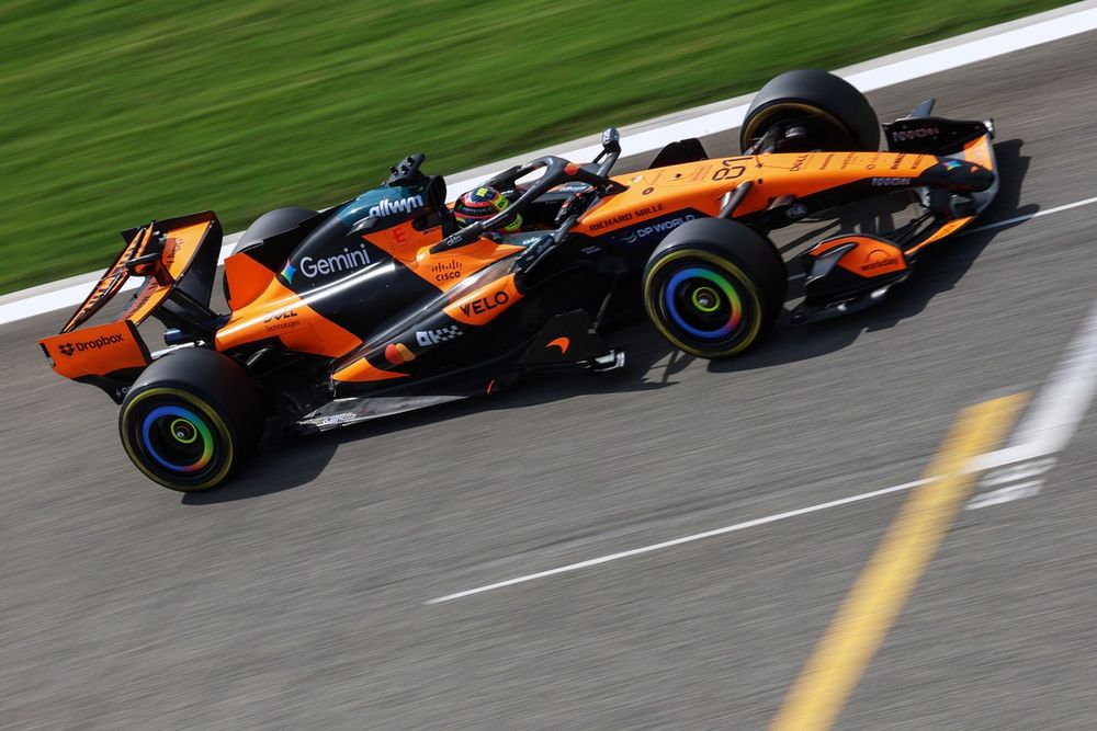 El McLaren MCL40 de Lando Norris en pista durante un fin de semana de Gran Premio de la temporada 2026.