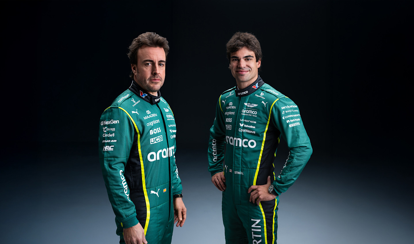 Fernando Alonso y Lance Stroll posan juntos con el uniforme de Aston Martin F1 Team