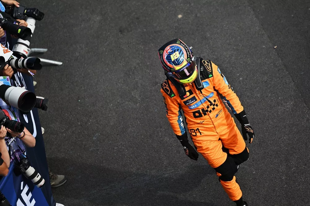 Oscar Piastri camina cabizbajo entre los fotógrafos tras retirarse del GP de Hungría 2026