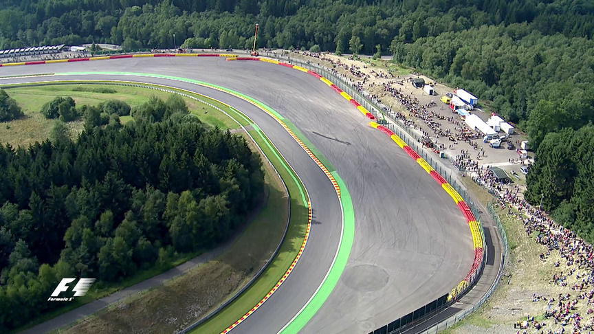 Vista aérea de una curva rápida de Spa-Francorchamps rodeada de bosque, con aficionados junto al trazado durante el GP de Bélgica 2026