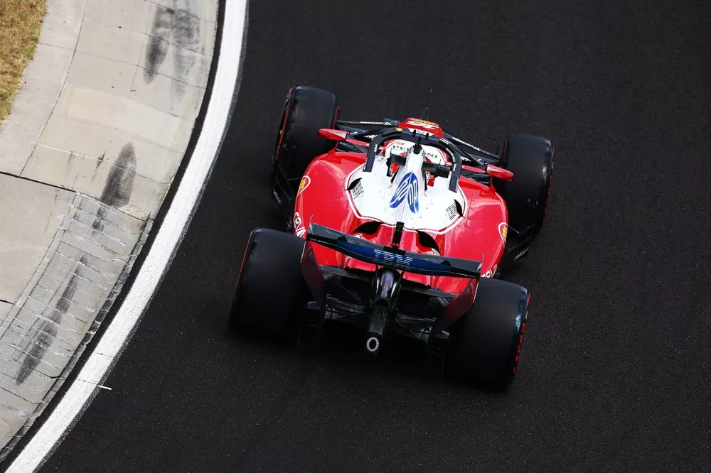 Vista aérea de un Ferrari trazando una curva en el Hungaroring durante los libres del GP de Hungría 2026