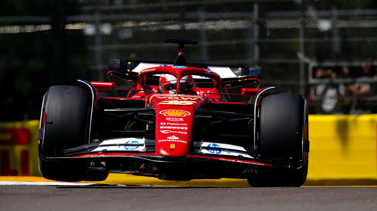 Ferrari SF-26 de frente en pista durante el fin de semana del GP de Gran Bretaña 2026