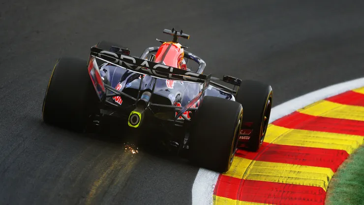 El Red Bull de Max Verstappen sacando chispas al pasar sobre los pianos de Spa-Francorchamps