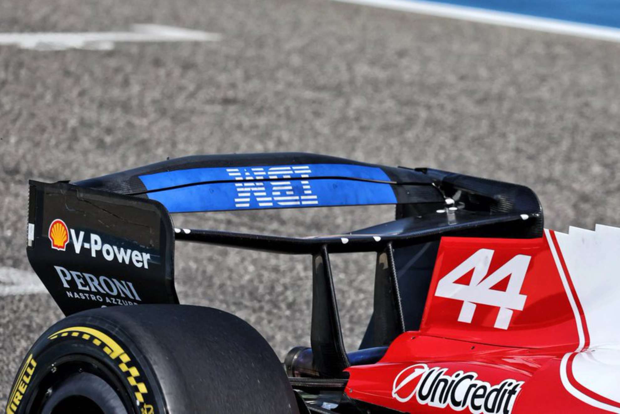 Detalle del aleron trasero rotativo del Ferrari SF-26 (auto numero 44 de Lewis Hamilton), con la marca WET en el flap superior. Esta imagen corresponde a la version de Ferrari, no a la de McLaren.
