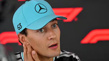 George Russell escucha por radio en el box de Mercedes durante el fin de semana de Spa