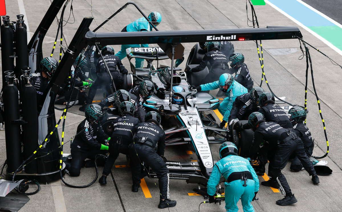 Los mecánicos de Mercedes trabajan sobre el W17 durante una parada en boxes de la temporada 2026