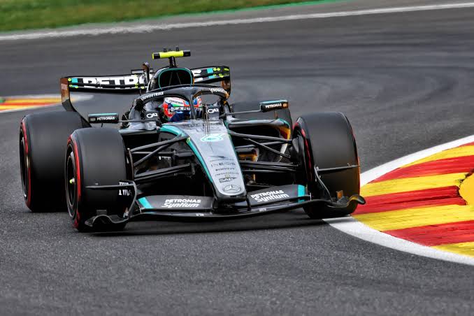 El Mercedes W17 de Kimi Antonelli trazando una curva en Spa-Francorchamps durante los libres del GP de Bélgica