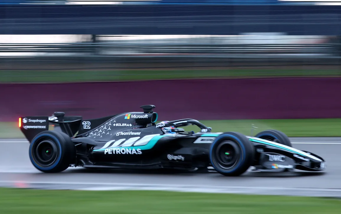 Mercedes W17 rodando a alta velocidad sobre asfalto mojado con efecto de motion blur