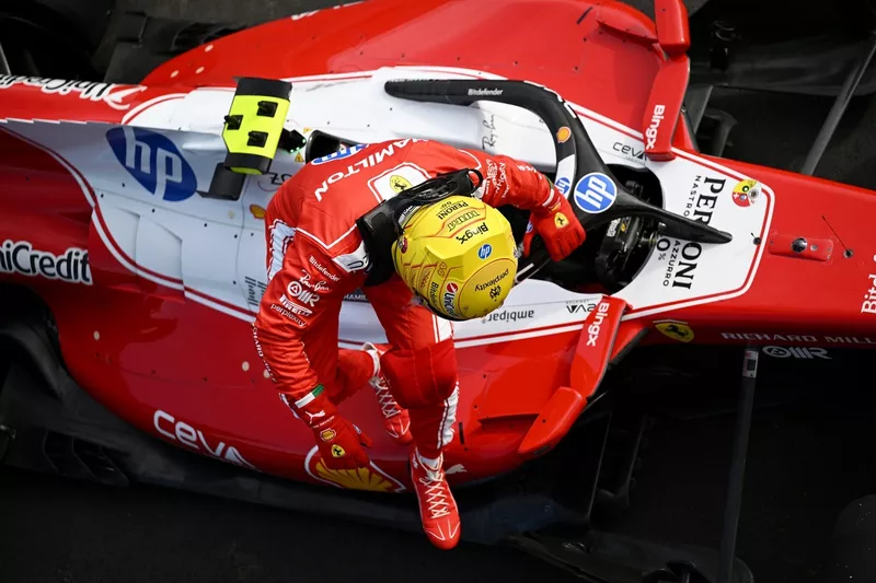 Lewis Hamilton subiéndose a su Ferrari en el garaje del Hungaroring, vista cenital