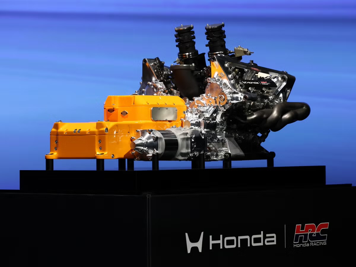 Unidad de potencia Honda Racing Corporation expuesta sobre un pedestal durante una presentación oficial